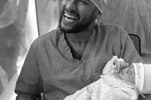 Neymar mostra as primeiras fotos da filha mais nova