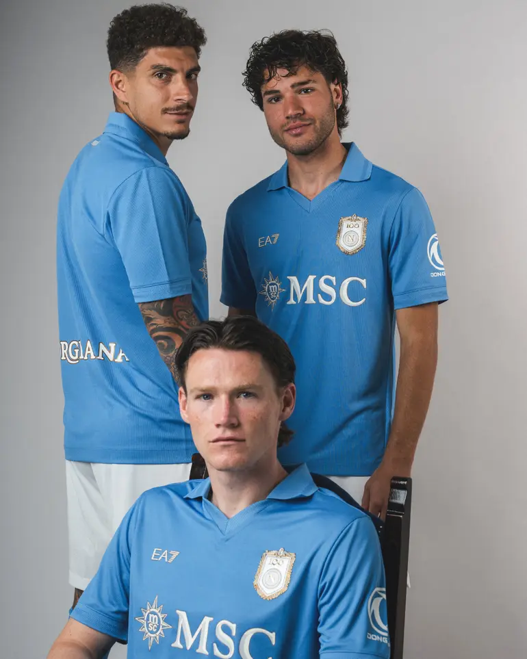 Camisola do Nápoles para 2026/27, que assinala o centenário do clube - Foto: Nápoles