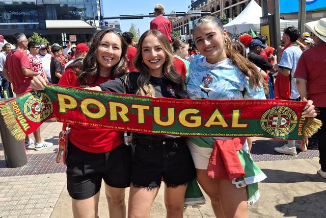 Adeptos pintam Dallas com as cores de Portugal (fotos)