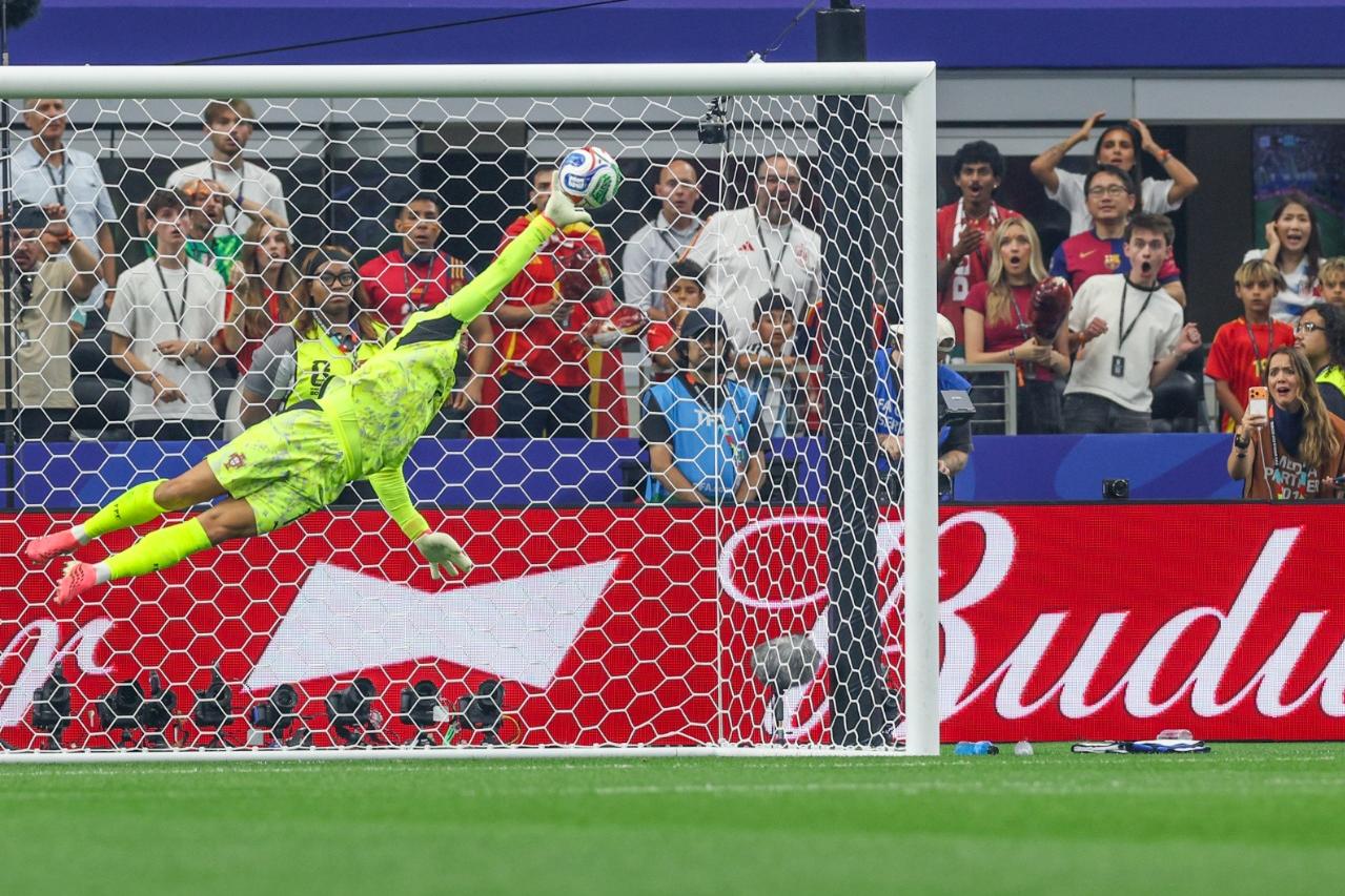 Defesa incrível de Diogo Costa - Foto: EPA