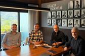 Comitiva da V Sports e do Aston Villa recebida Rui Rodrigues e Fernando Meira - Foto: Vitória de Guimarães