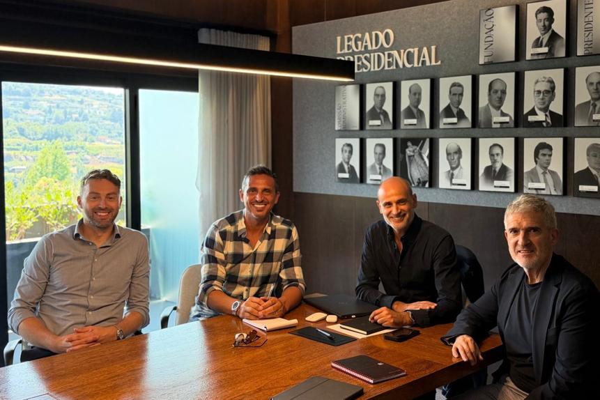 Comitiva da V Sports e do Aston Villa recebida Rui Rodrigues e Fernando Meira - Foto: Vitória de Guimarães