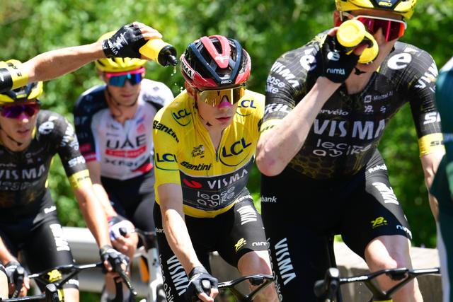 Tour: Vingegaard «satisfeito» com perda da amarela e igualdade com Pogacar