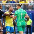 Neymar e Nyland em momento tenso