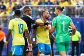 Neymar e Nyland em momento tenso