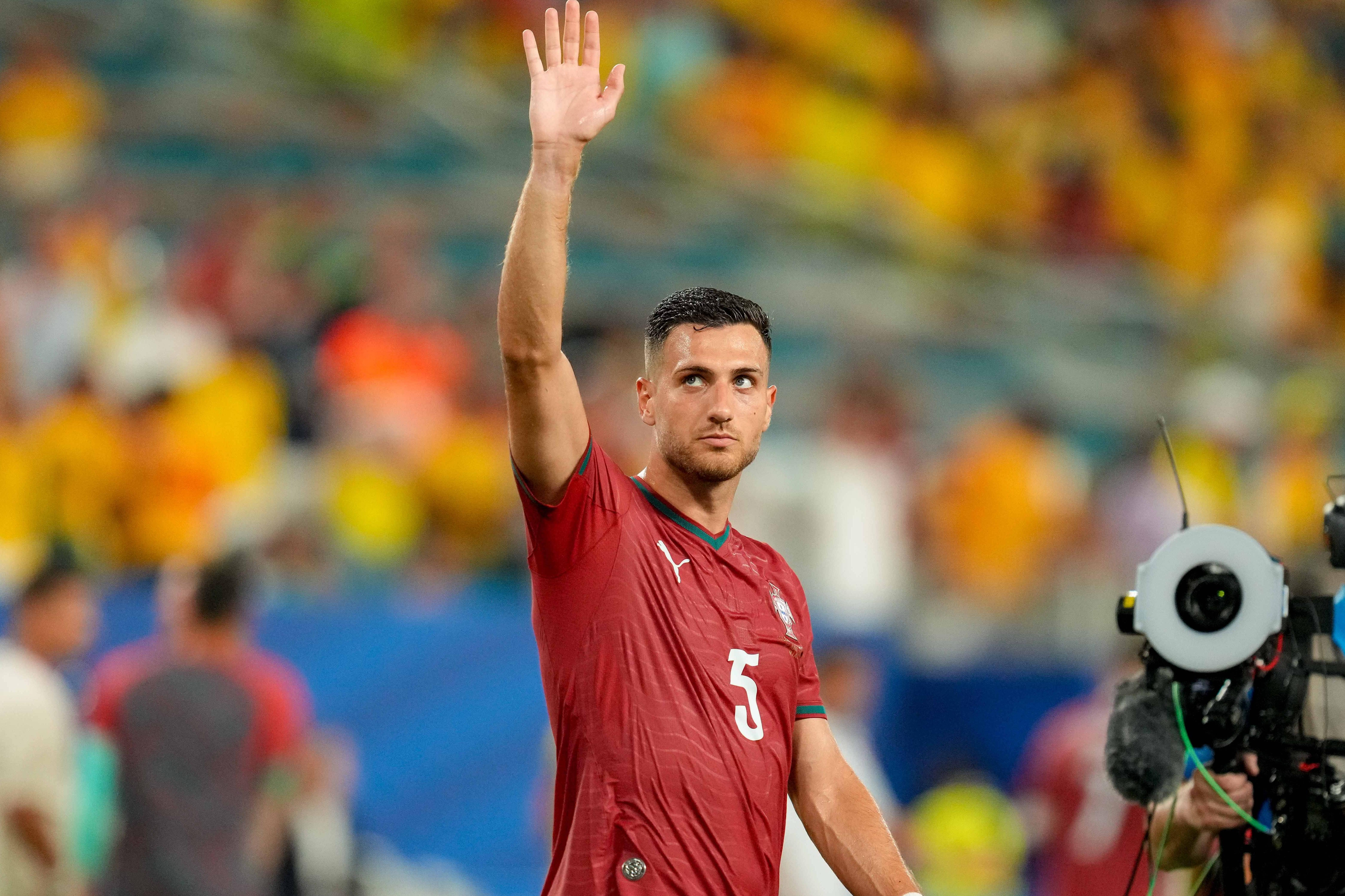 Diogo Dalot escolheu fãs de Diogo Jota para oferecer um presente especial - Foto: IMAGO