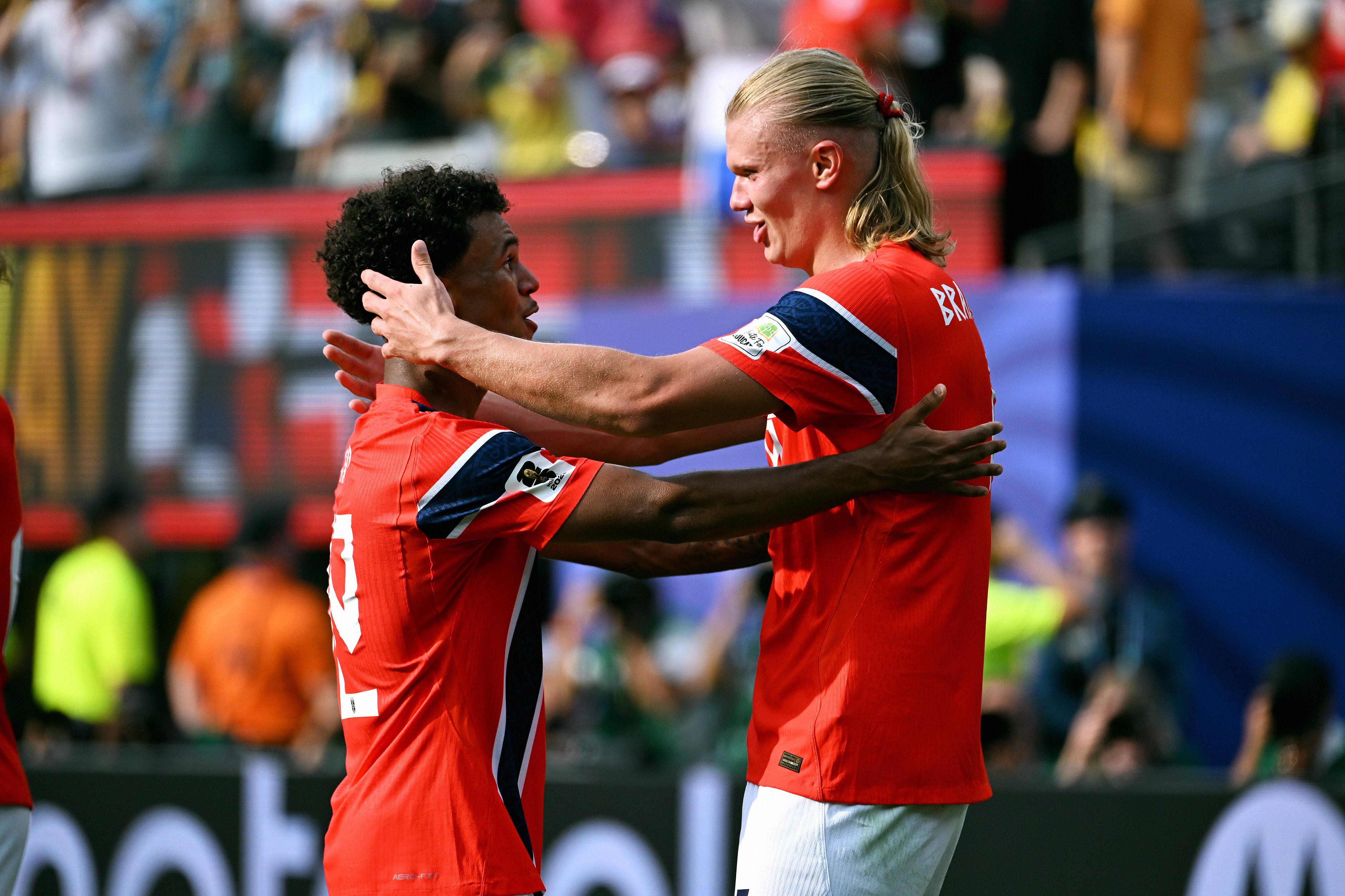 Oscar Bobb celebra com Haaland