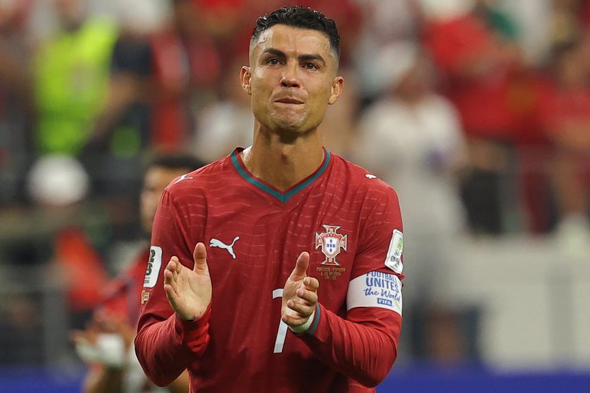 Ronaldo a chorar no final do jogo com Espanha. Foto: EPA/CHRISTOPHER NEUNDORF
