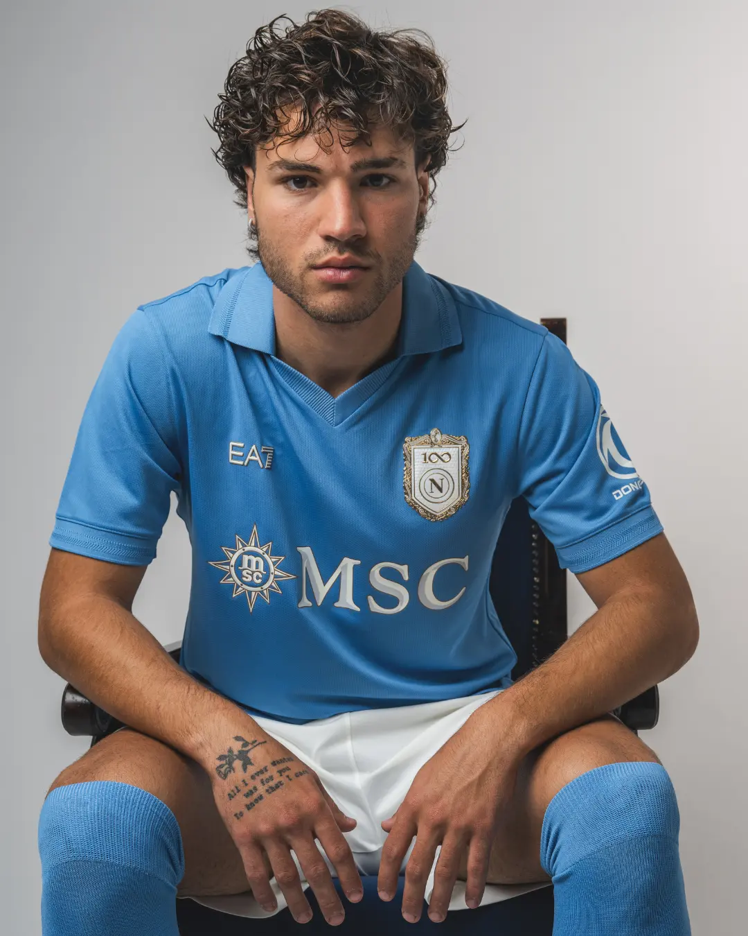 Camisola do Nápoles para 2026/27, que assinala o centenário do clube - Foto: Nápoles