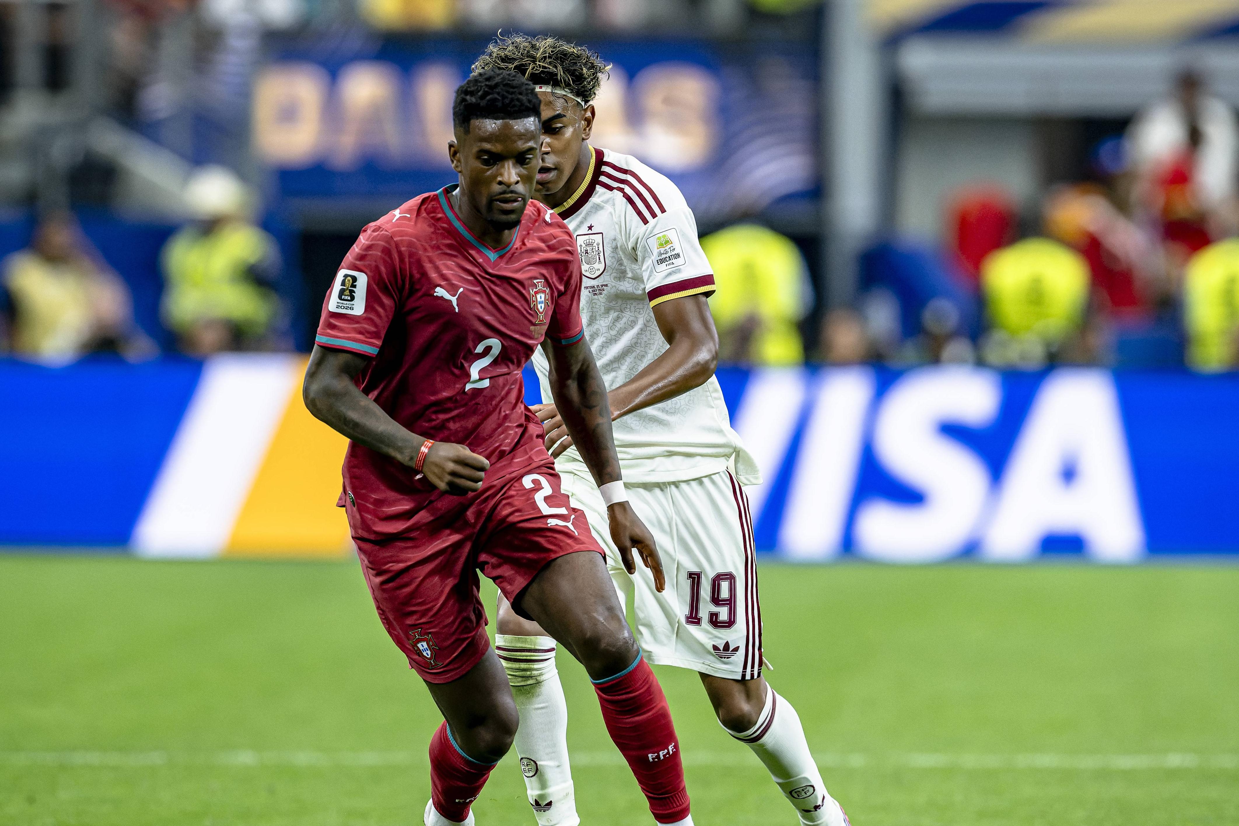 Nélson Semedo em duelo com Lamine Yamal
