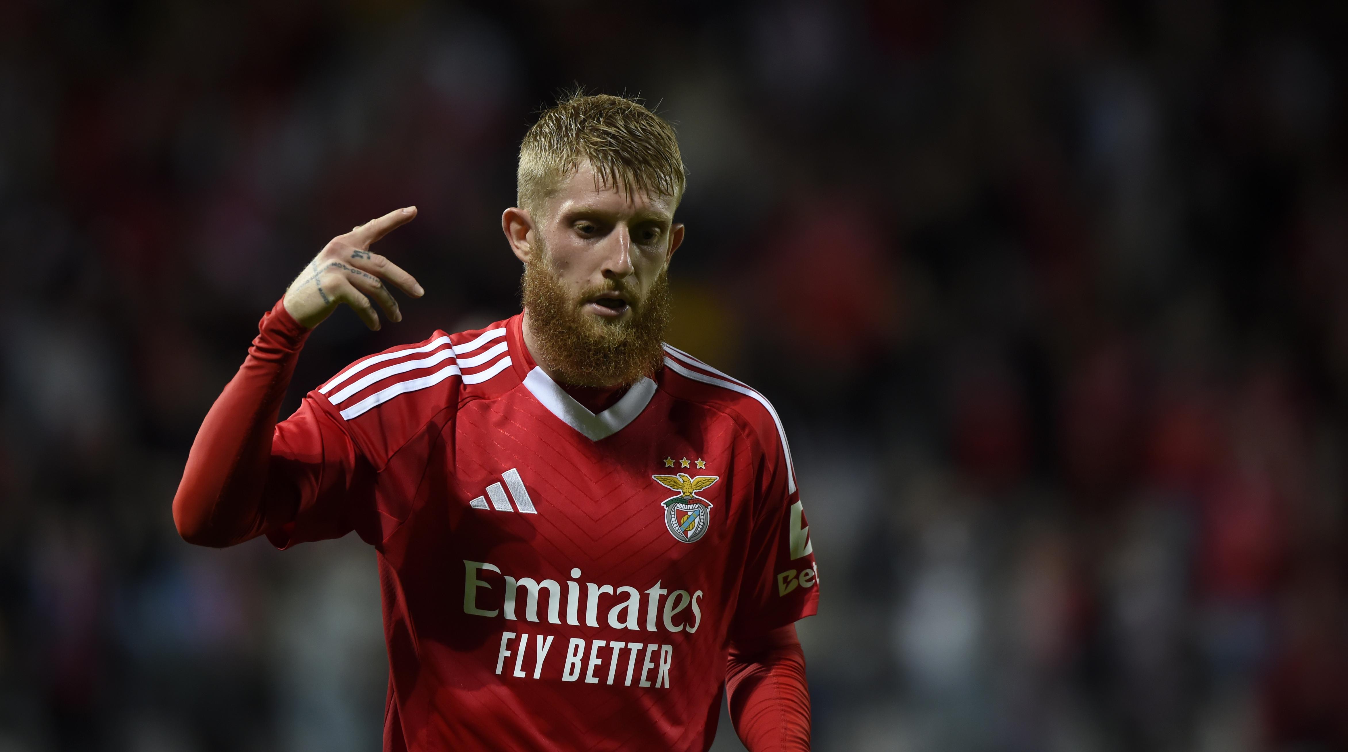 Jan-Niklas Beste, lateral-esquerdo alemão, tornou-se jogador do Benfica em 2024/25 (22 J/2G/2A), após deixar o Heidenheim, mas voltaria ao futebol alemão na segunda metade da temporada, pela porta do Friburgo. Foto: GRAFISLAB/André Alves