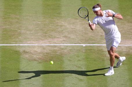 Zverev obrigado passar a noite à beira dos quartos de Wimbledon