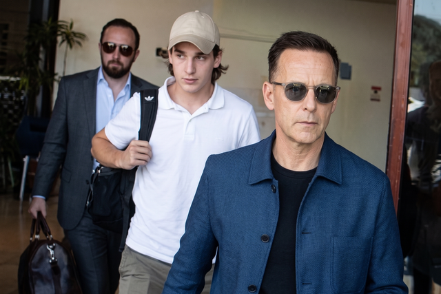 Mário Branco e Kaminski no aeroporto de Cascais, em Tires — Imagem SIC