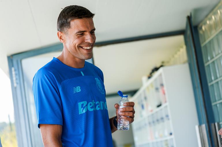 Bednarek surgiu sorridente no primeiro dia de trabalho — Foto: FC Porto