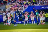 O momento em que Folarin Balogu vê o cartão vermelho no jogo com a Bósnia e Herzegovina - Foto: IMAGO