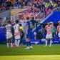 O momento em que Folarin Balogu vê o cartão vermelho no jogo com a Bósnia e Herzegovina - Foto: IMAGO