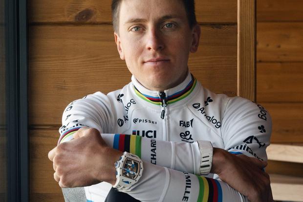 Tadej Pogacar com o relógio especial que vai ficar em casa. Foto Colnago