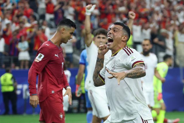 Pedro Porro celebra golo da Espanha a Portugal (IMAGO)