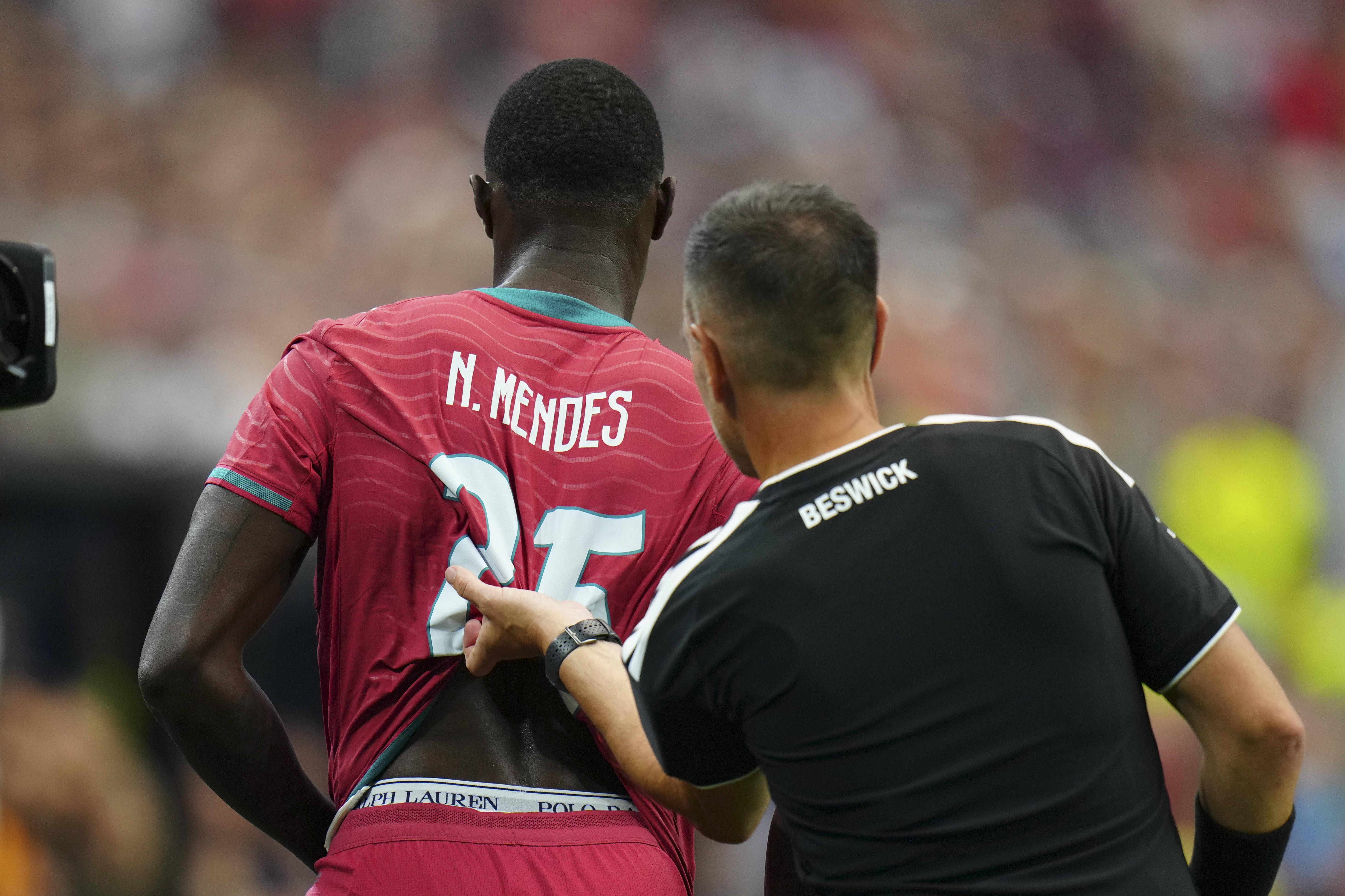 Nuno Mendes teve de trocar a camisola nos primeiros minutos