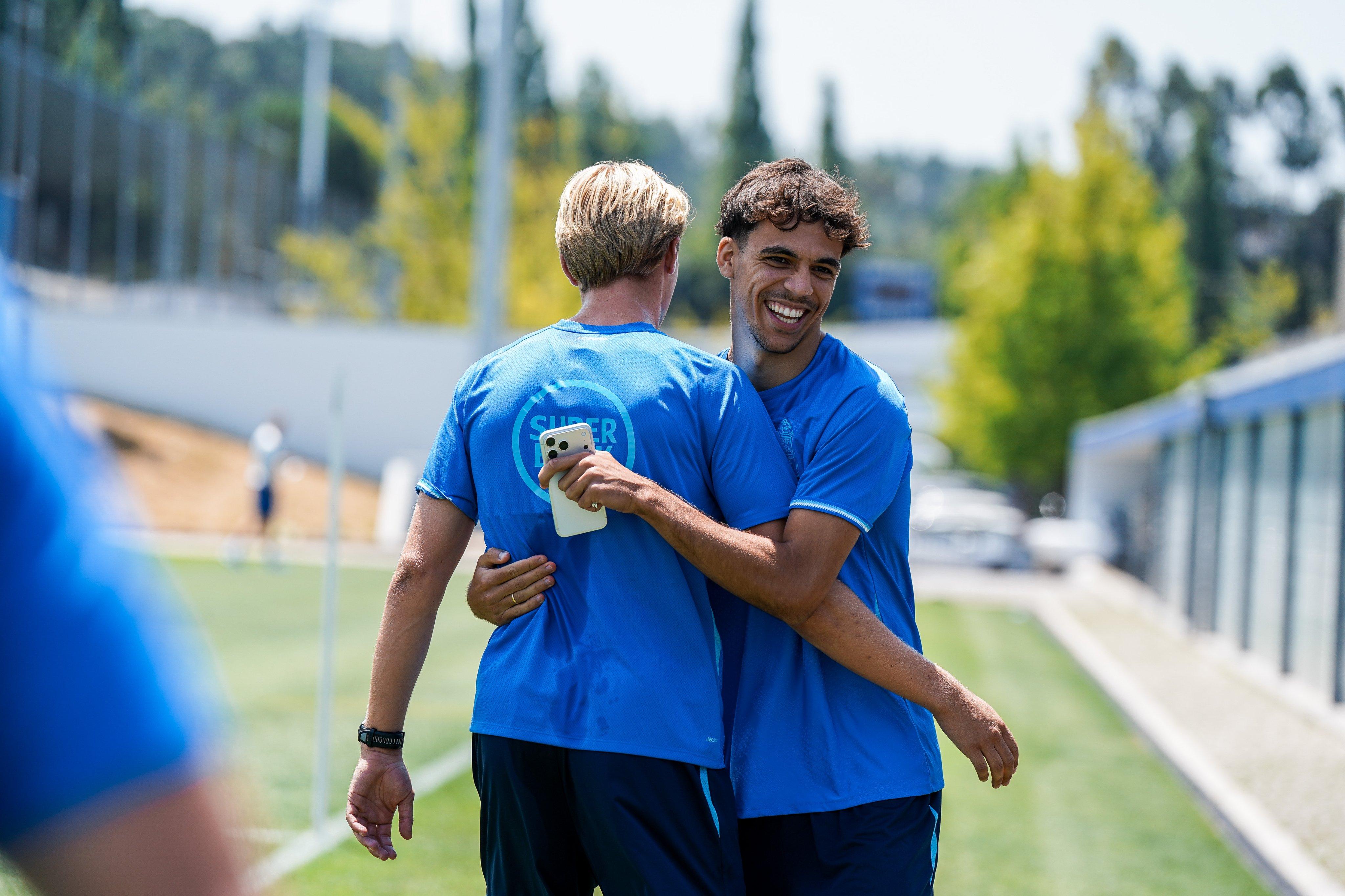 O abraço de Gabri Veiga ao companheiro de setor, Froholdt — Foto: FC Porto