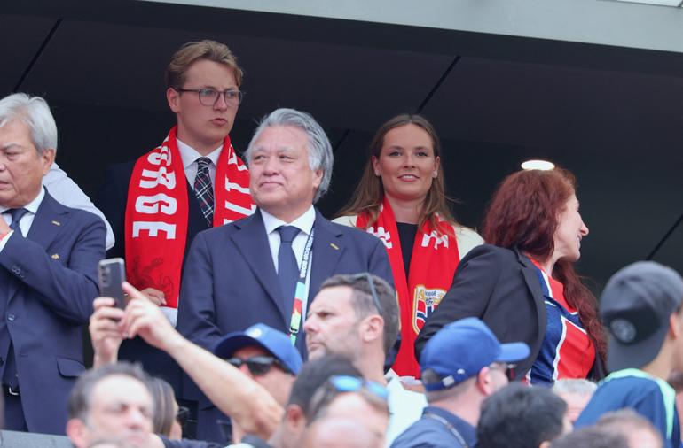 Princesa Ingrid Alexandra e o irmão Sverre Magnus viram o Brasil-Noruega ao lado do pai de Erling Haaland, Alfie