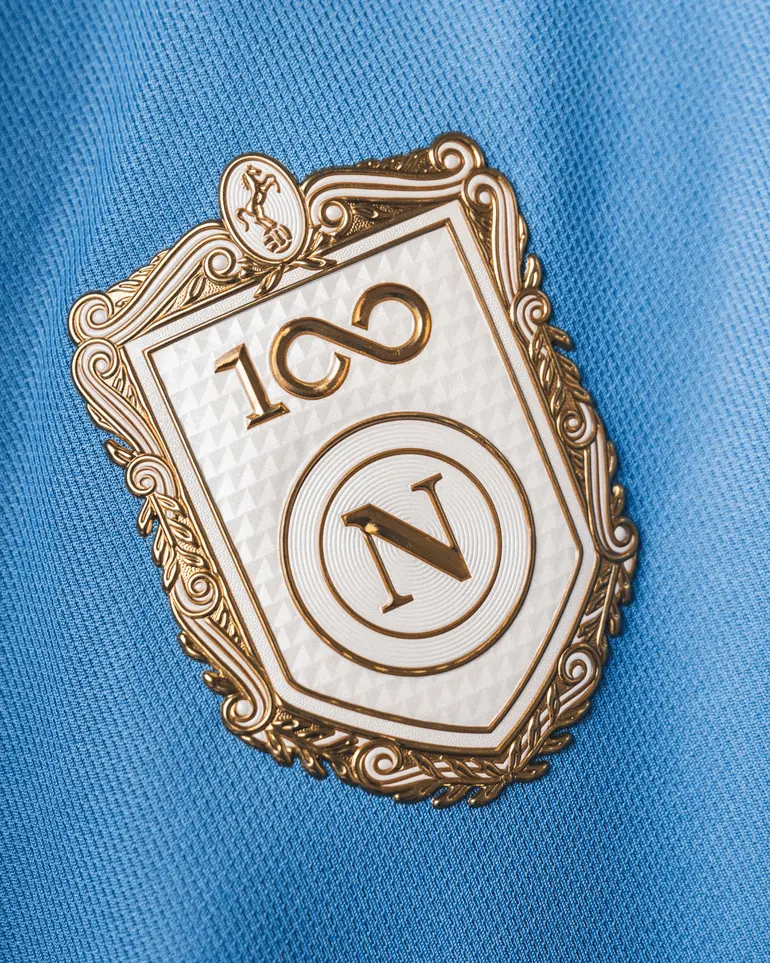 Símbolo da camisola do Nápoles para 2026/27, que assinala o centenário do clube - Foto: Nápoles