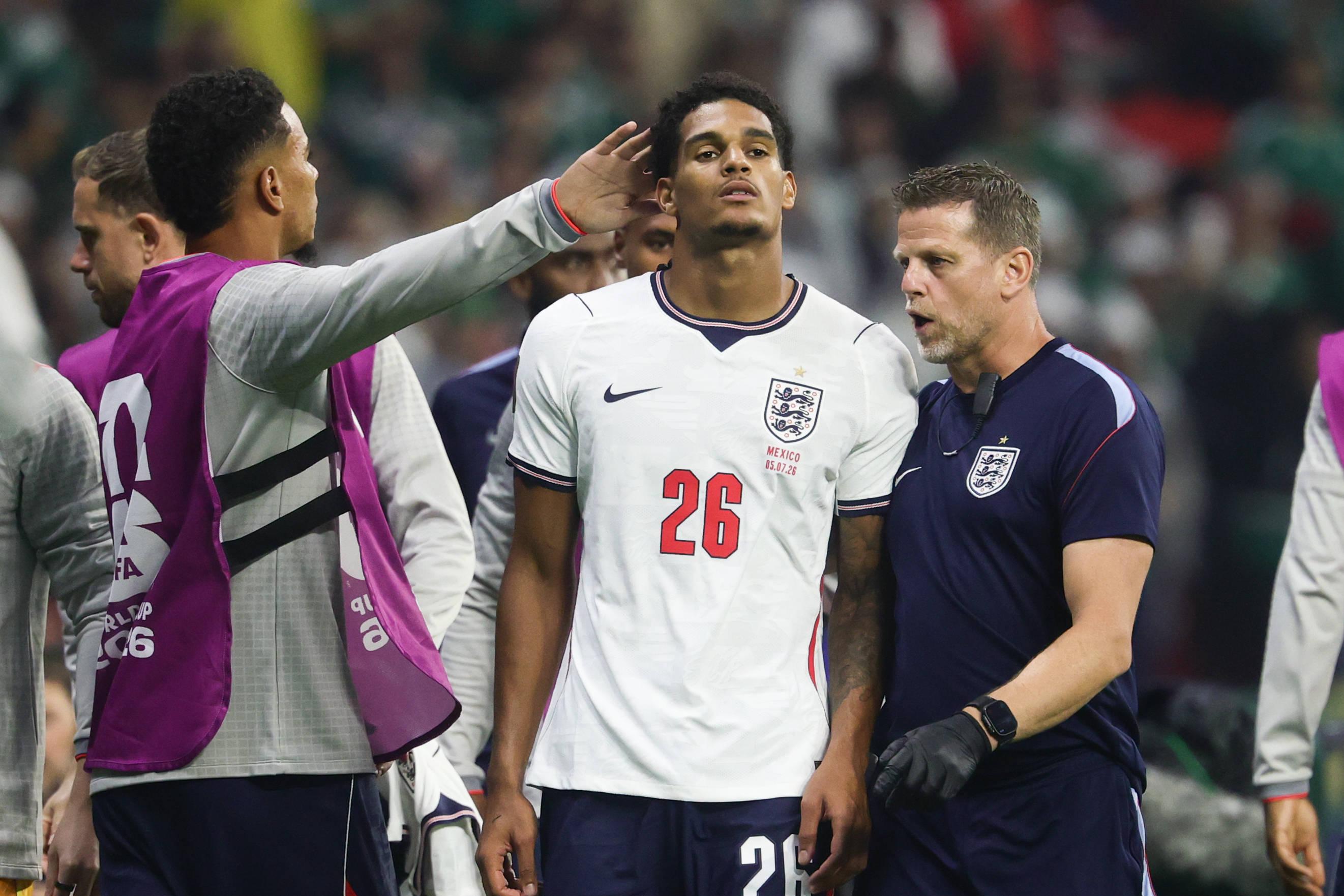 Quansah foi titular na ala direita de Inglaterra e foi expulso na segunda parte