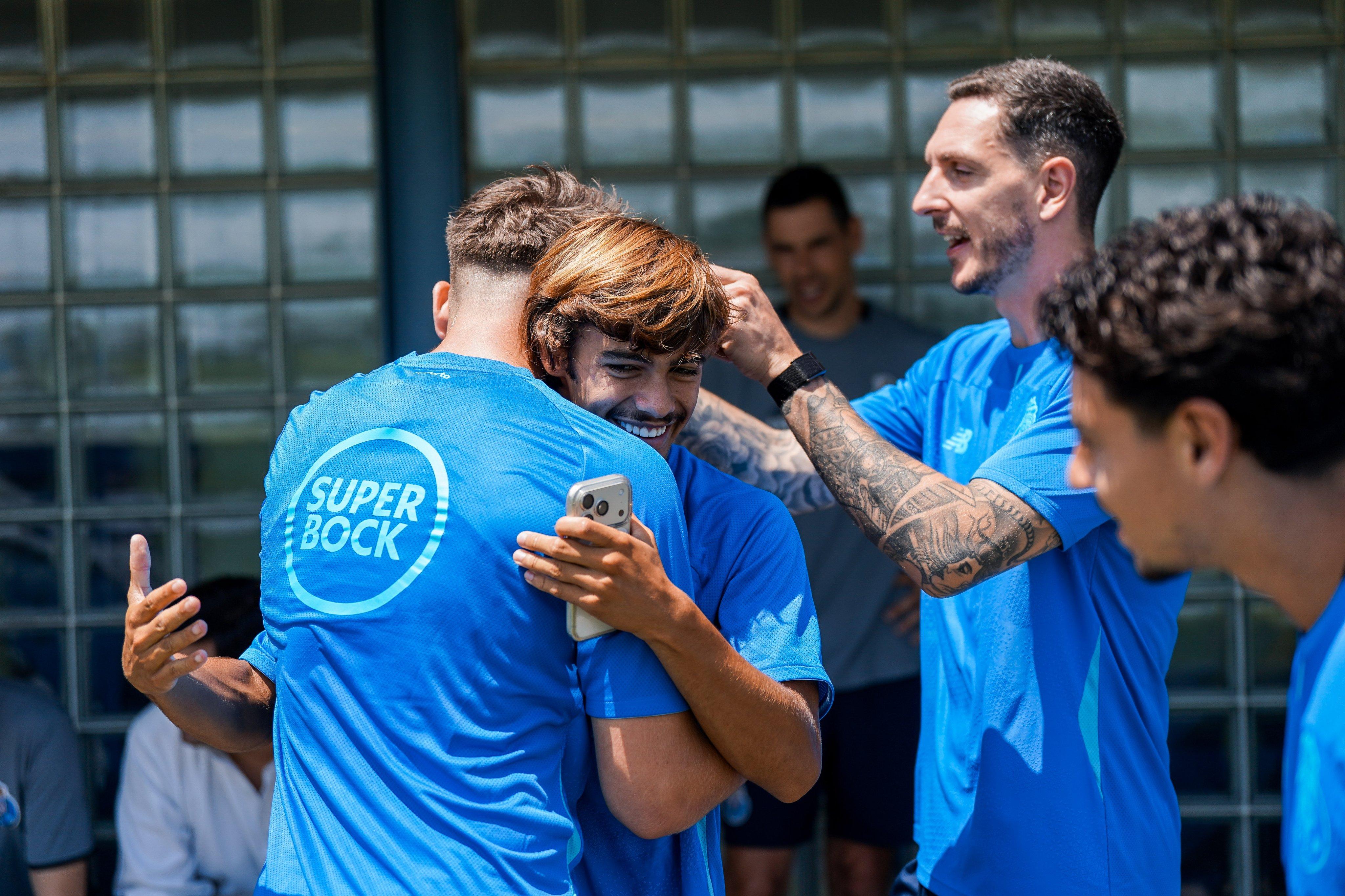 As boas-vindas de Rodrigo Mora — Foto: FC Porto