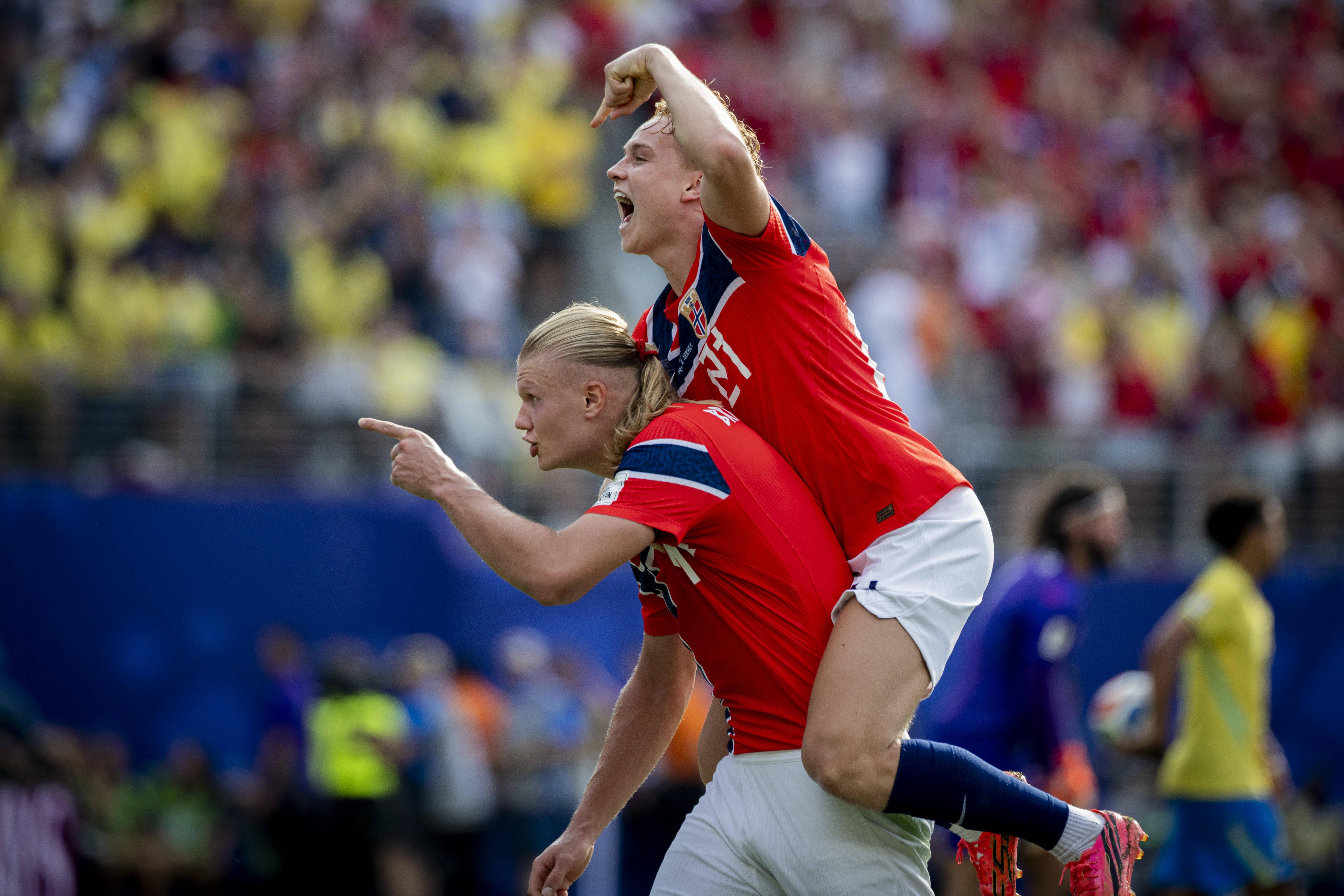 Schjelderup a festejar com Haaland
