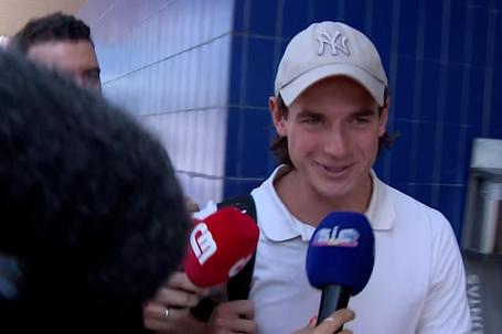 Jakub Kaminski chegou sorridente a Portugal — SIC