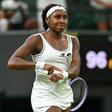 Coco Gauff atenta ao relógio para perceber se conseguia fechar o jogo. IMAGO