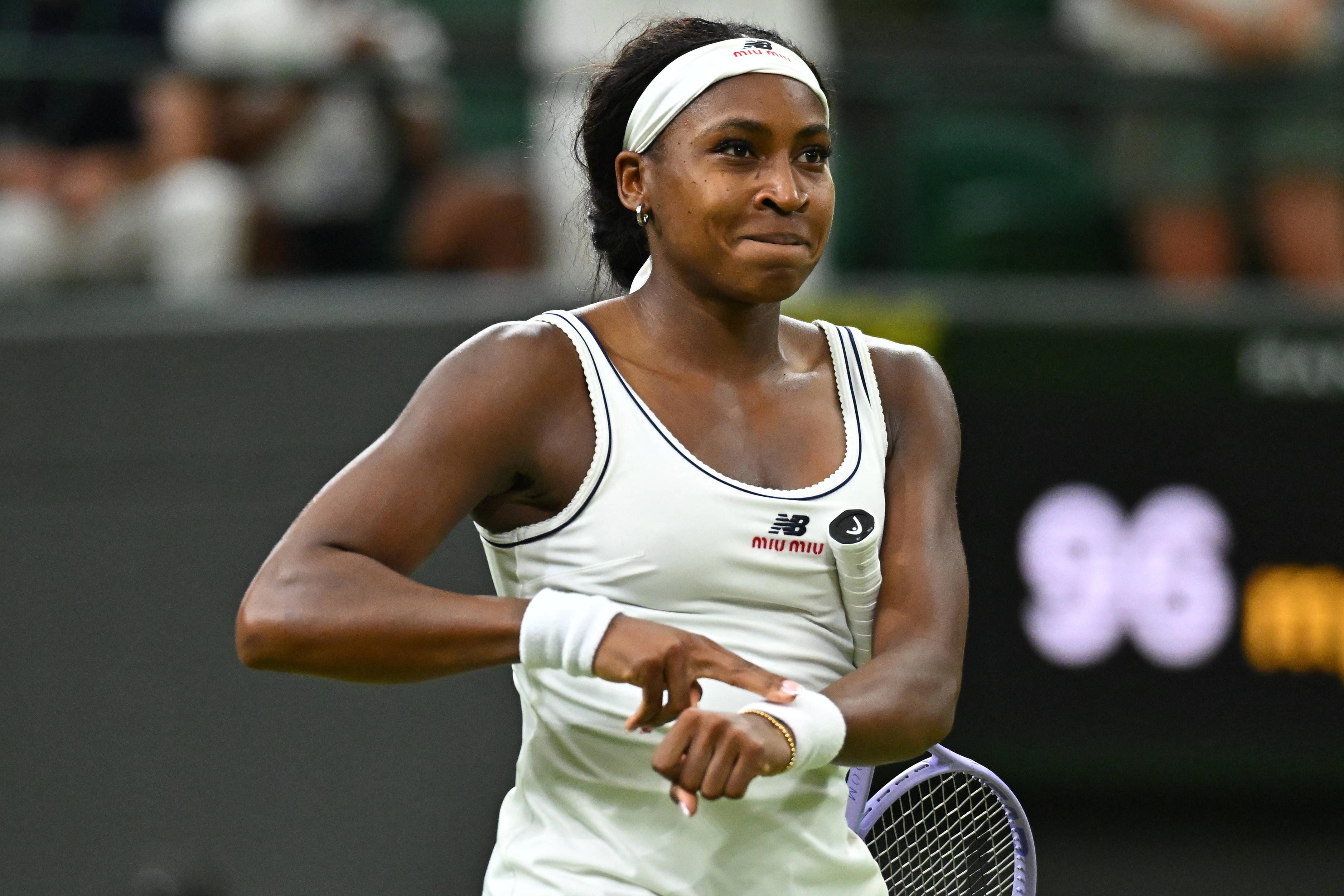 Coco Gauff atenta ao relógio para perceber se conseguia fechar o jogo. IMAGO
