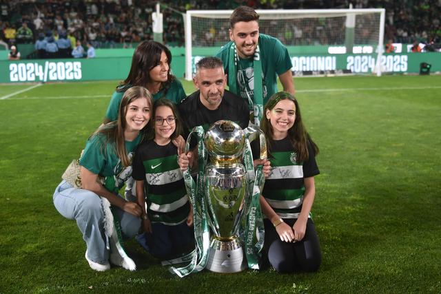 Rui Borges com a mulher Ana, o filho Mário, a irmã Teresa e as sobrinhas na festa do título 2024/25 (Foto Miguel Nunes)