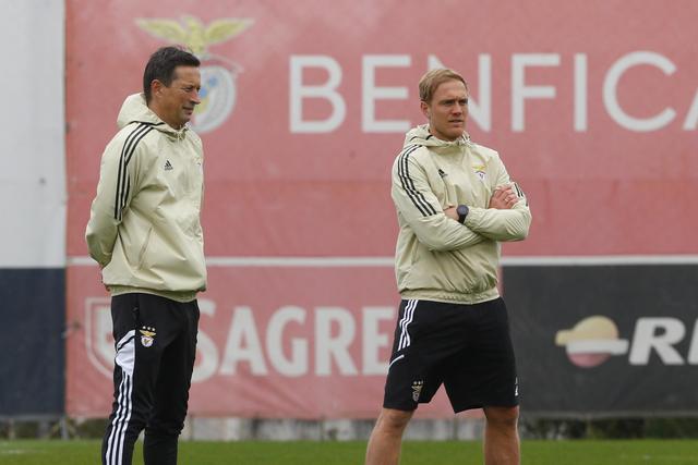 Roger Schmidt com Jens Wissing no Benfica, em 2023 - Foto: A BOLA