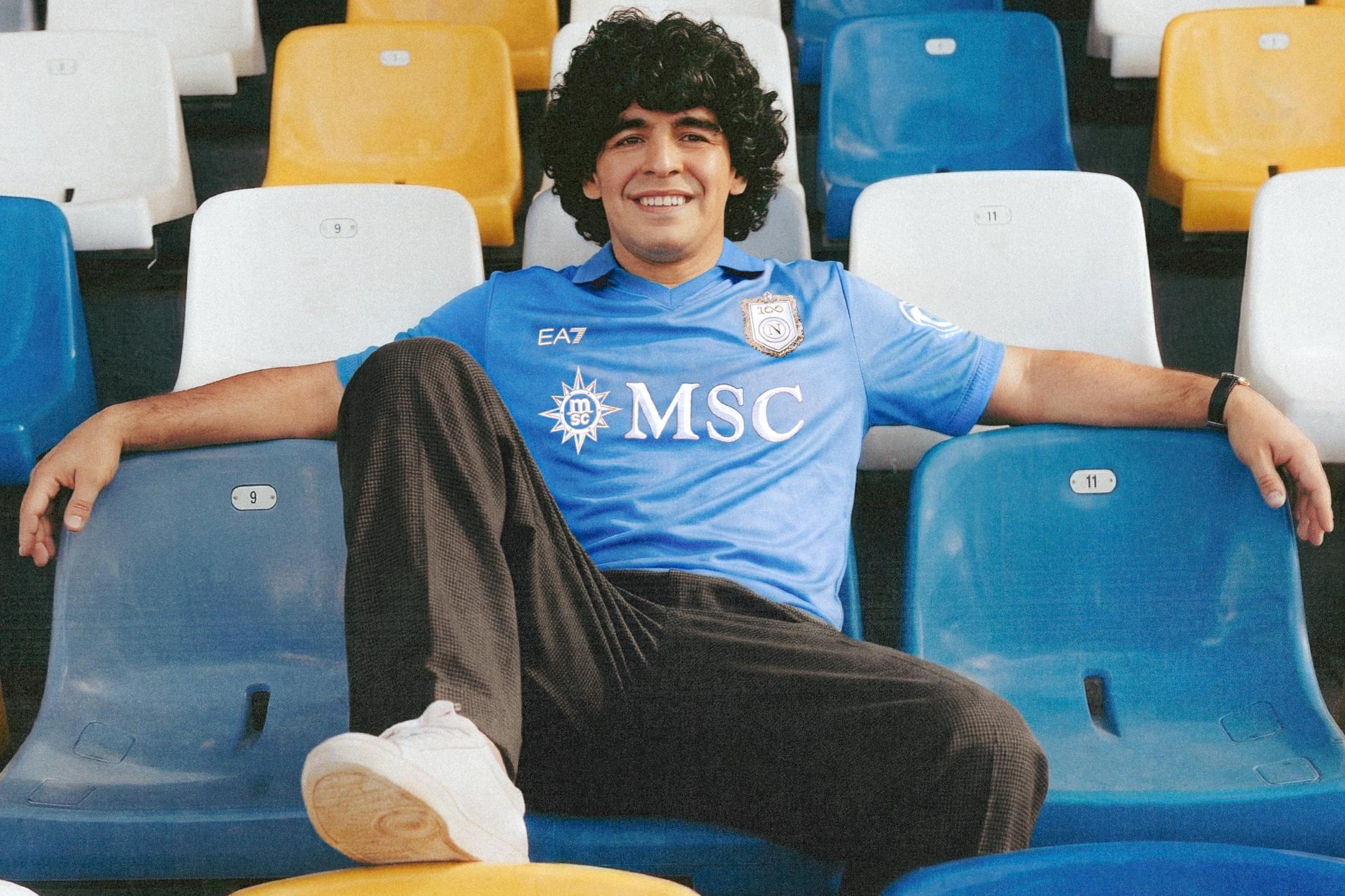 Maradona recordado por ocasião do lançamento da camisola que assinala o centenário do Nápoles - Foto: Nápoles