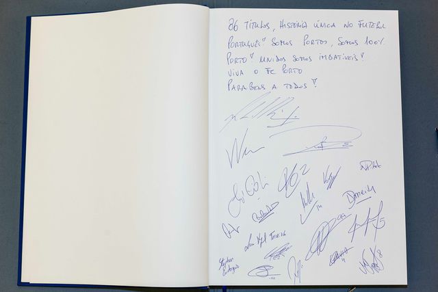 Saiba o que escreveu Villas-Boas no livro de honra