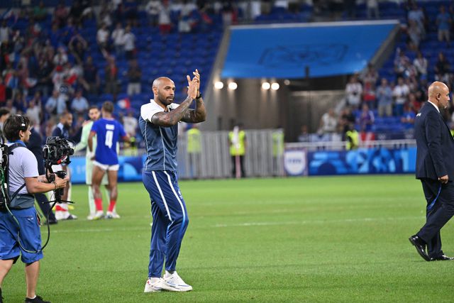 Como nunca o viu: Thierry Henry dança com os jogadores