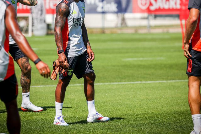 Benfica acelera para Famalicão e com duas novidades (vídeo e imagens)