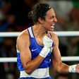 Depois da polémica, Imane Khelif qualifica-se para a final feminina de boxe