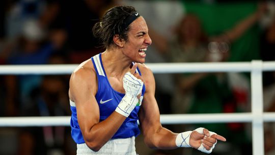 Depois da polémica, Imane Khelif qualifica-se para a final feminina de boxe