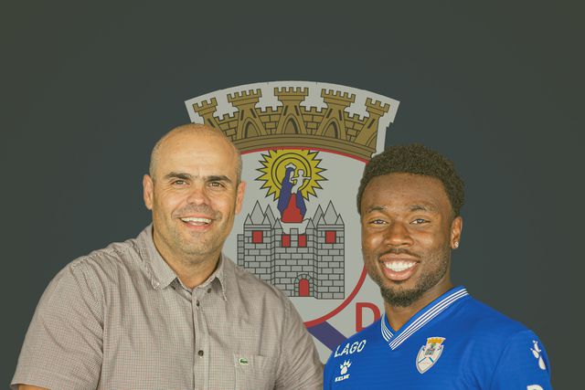 Oficial: Feirense contrata médio do Tottenham