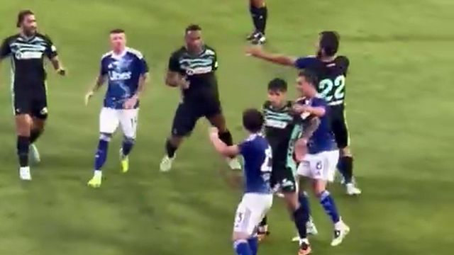 Troca de socos entre jogadores do Betis e do Como