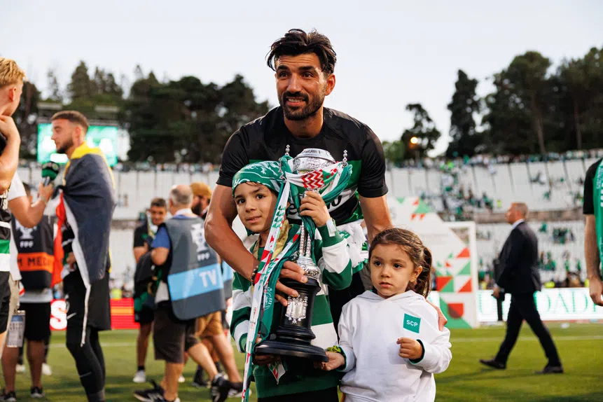 Esgaio foge! Corinthians à espreita