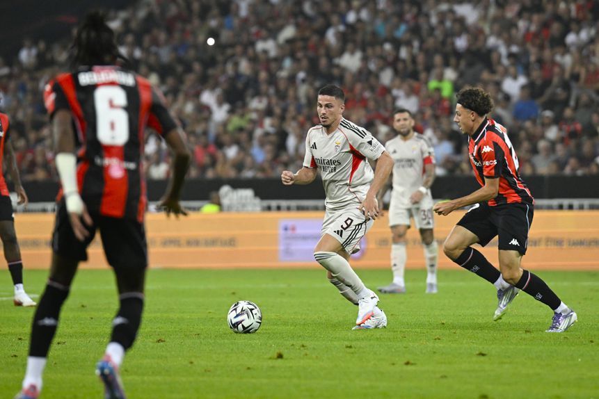 Franjo Ivanovic entrou para o lugar de Leandro Barreiro e fez dupla com Pavlidis no eixo do ataque do Benfica em Nice