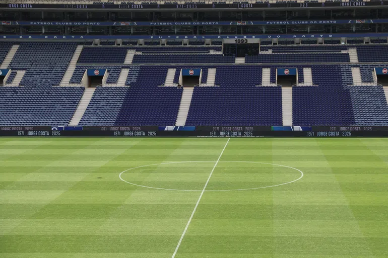 Dragão em Luto: Costa eterno no relvado