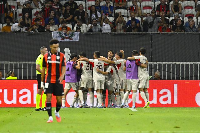 Benfica vence em Nice à boleia de reforço e herói improvável
