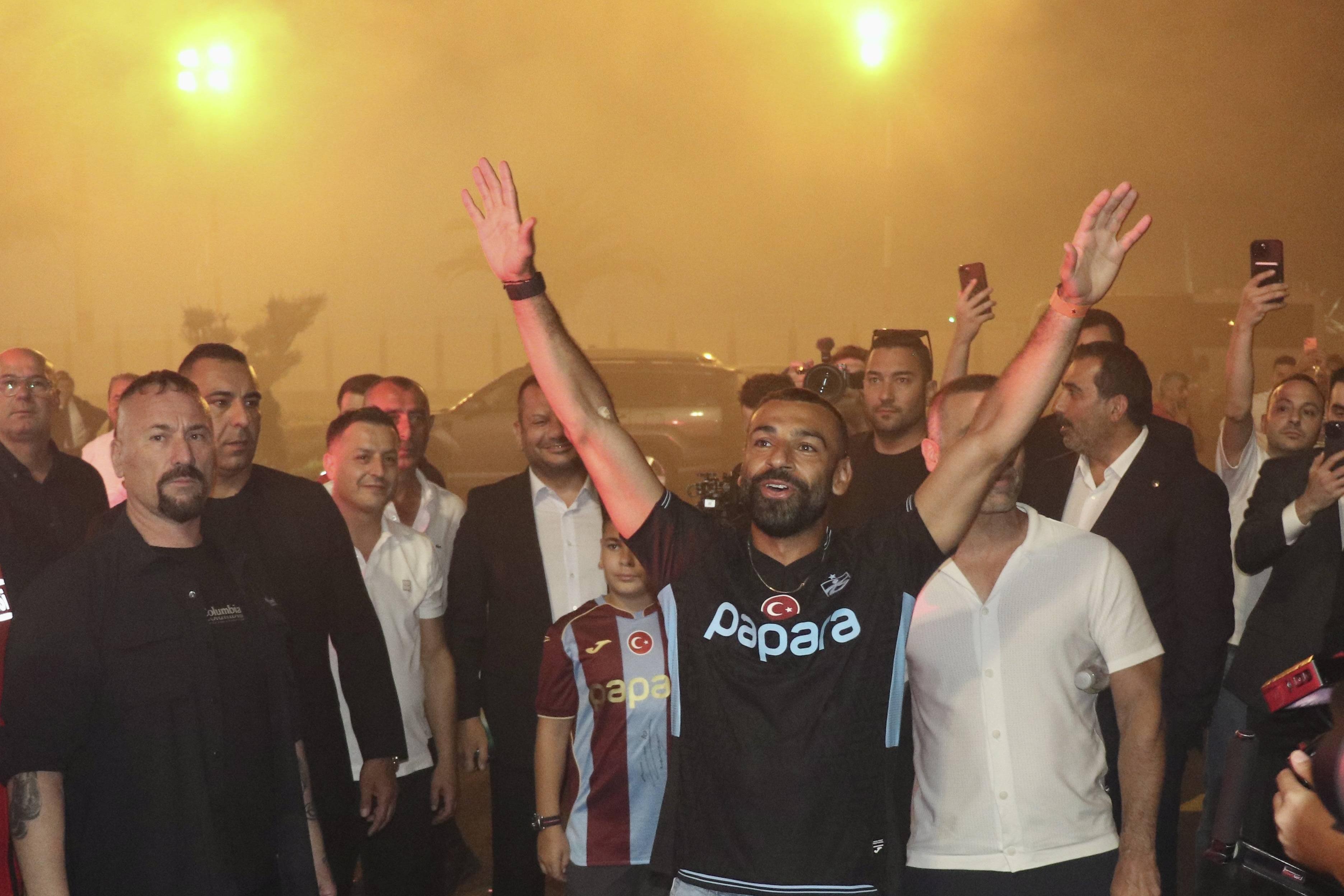 Euforia na chegada de Salah a Trabzon