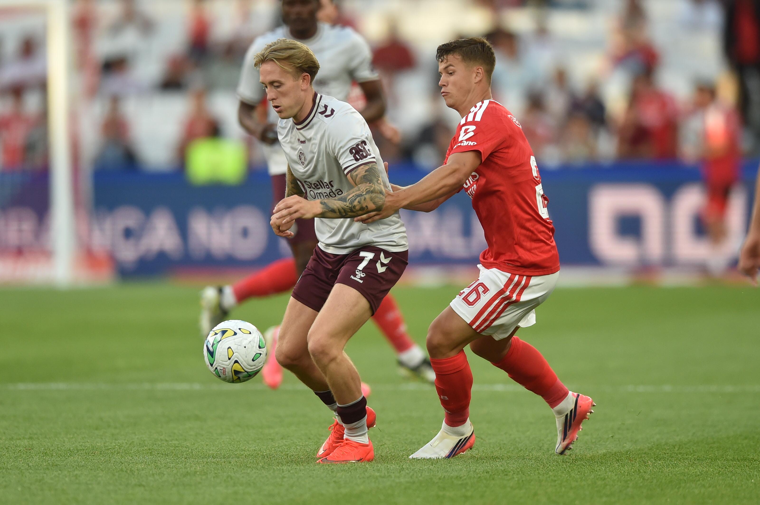 Dahl tenta roubar a bola a Calvin Miller no jogo com o Hearts - Foto: Miguel Nunes