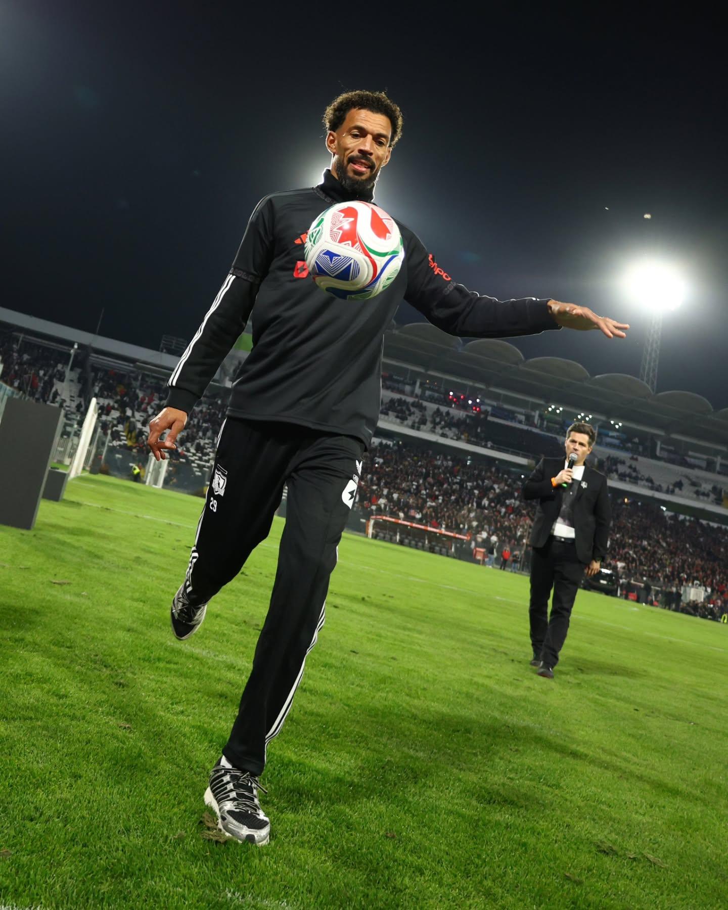 Vozinha atira bola autografada na direção das bancadas do Estádio Monumental durante apresentação aos adeptos do Colo-Colo - Foto: Colo-Colo