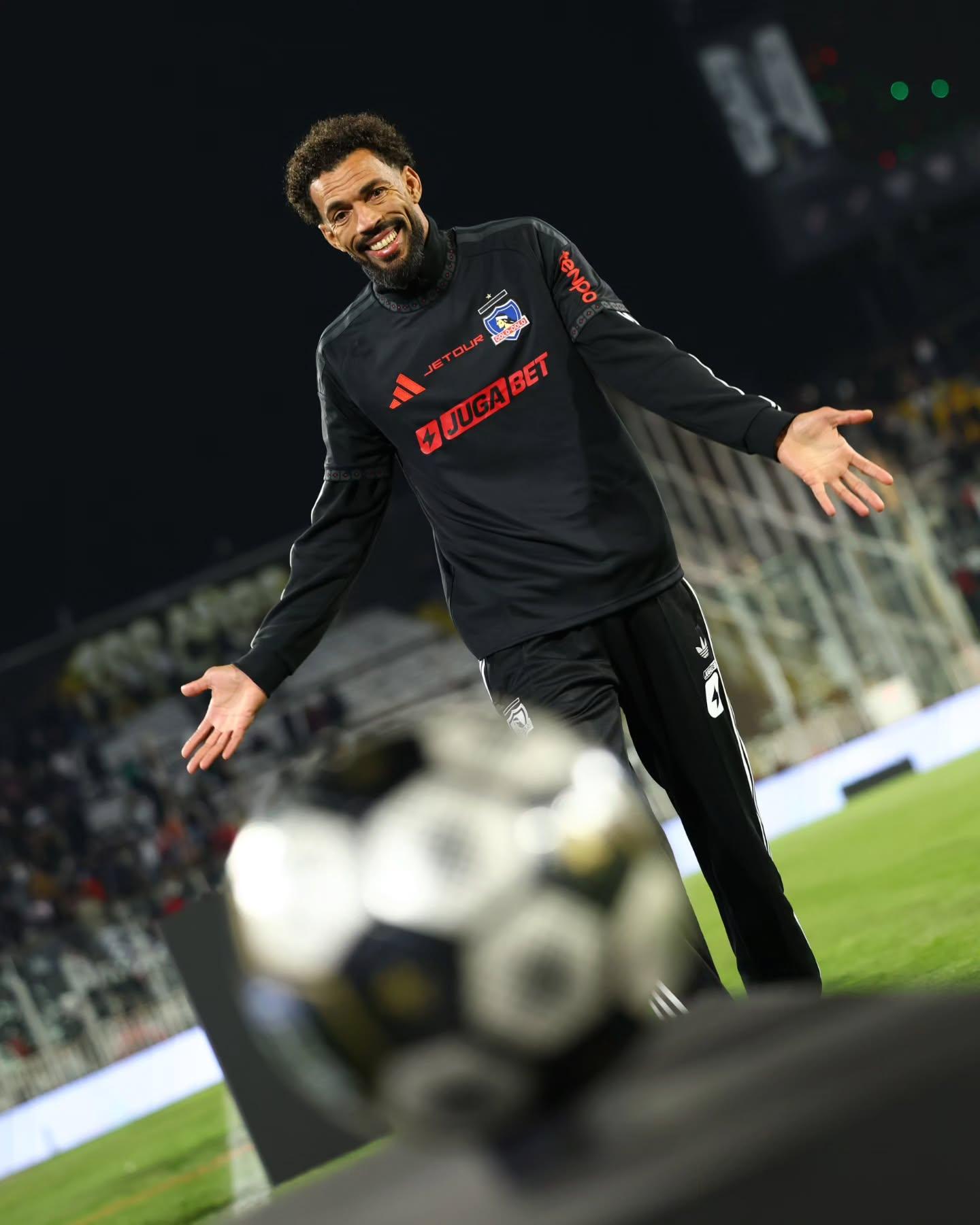 Vozinha brindou adeptos com bolas autografadas - Foto: Colo-Colo
